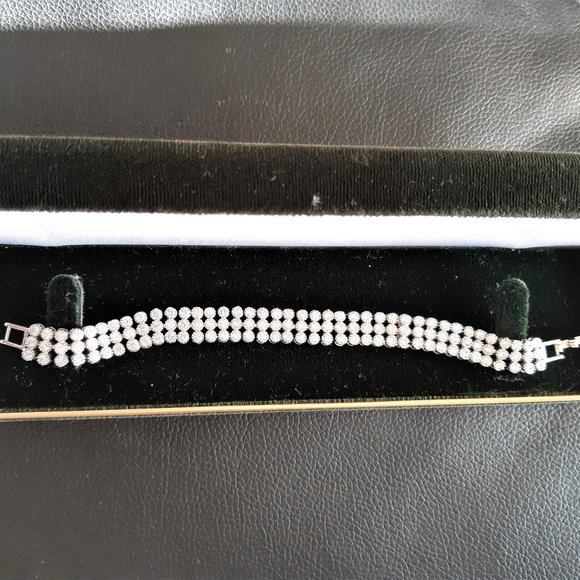 Beautiful white crystal stone bracelet - Picture 2 of 8